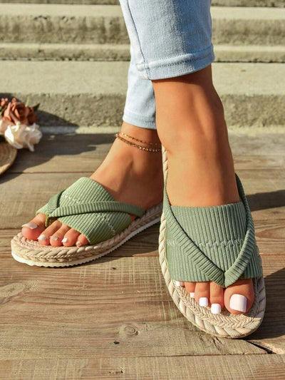 CAMILLA | COMFORTABLE CRISS-CROSS FLAT SANDALS